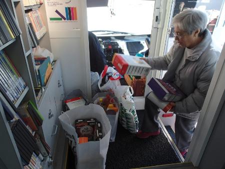 Imagen Los bibliobuses regresan mañana a la provincia a seguir recogiendo alimentos para Cáritas