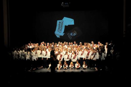 Imagen Los coros de Aulas para Convivir Cantando se reúnen en la iglesia de San Martín en Sacramenia para cantar a la Navidad