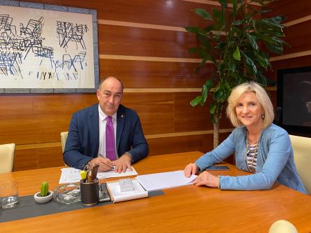 Imagen Miguel Ángel de Vicente expone a la consejera de Sanidad la realidad de la Unidad de Rehabilitación Psiquiátrica, ubicada en el CSS La Fuencisla