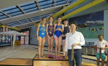 Imagen El equipo de la Escuela Deportiva de Valverde del Majano logra subir al tercer cajón del podio de la final provincial escolar de Natación