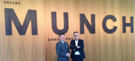 Imagen El dulzainero Rodrigo Peñas y el grupo de danzas de Tabanera acompañan a Fuencisla Álvarez en la presentación de su libro