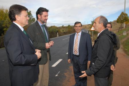 Imagen El presidente de la Diputación y el alcalde del Real sitio inauguran la carretera que va hasta Torrecaballeros