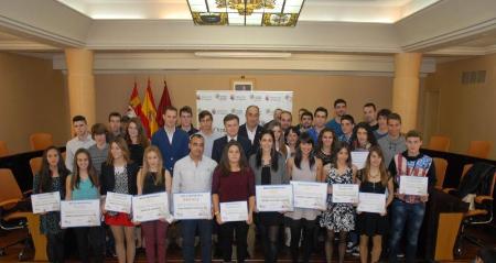 Imagen El Presidente de la Diputación hace entrega de las becas a 30 deportistas de la provincia