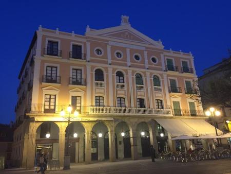 Imagen Avanzan las obras de rehabilitación de la fachada del Teatro Juan Bravo