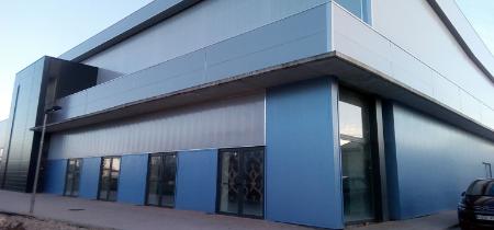 Imagen La Diputación vuelve a comprometerse con el polideportivo de Nava y destina 80.000 euros a su finalización