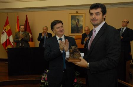Imagen El cordobés Joaquín Pérez Azaustre recibe el premio Jaime Gil de Biedma