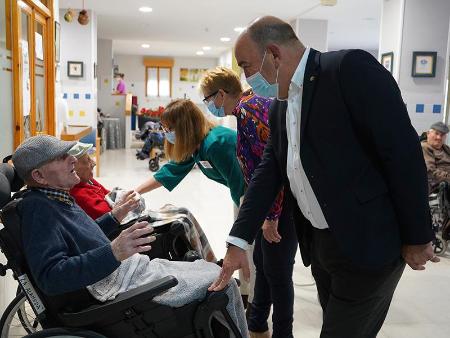 Imagen Los residentes y trabajadores de La Alameda y el CSS La Fuencisla despiden el año 2022 junto al presidente de la Diputación