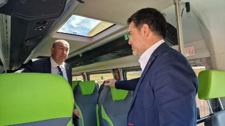 Imagen Los residentes del CAPDI Los Juncos, dependiente de la Diputación, ya cuentan con un microbús cien por cien eléctrico que les facilite los traslados rutinarios