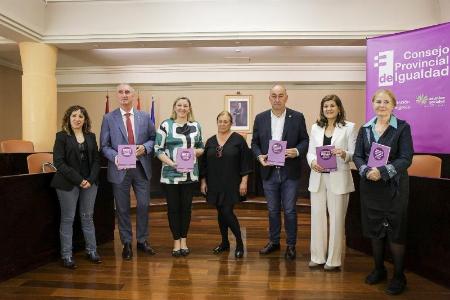 Imagen La investigadora Amalia Gozálvez da a conocer los resultados del tercer estudio en Igualdad de la Diputación, acompañada de la consejera de Familia e Igualdad de Oportunidades y del presidente de la institución provincial