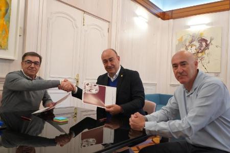 Imagen El presidente de la Diputación recibe a su homólogo en el Balonmano Nava para felicitarle por el ascenso y sellar la ampliación del apoyo a la temporada 2022-2023