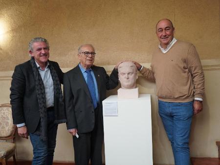 Imagen La familia Linage Conde dona a la Diputación un busto de Antonio Linage Revilla, vicepresidente de la institución durante la II...