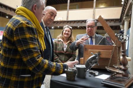 Imagen Una exposición en el Palacio Provincial aborda los medicamentos y remedios presentes en la primera vuelta al mundo